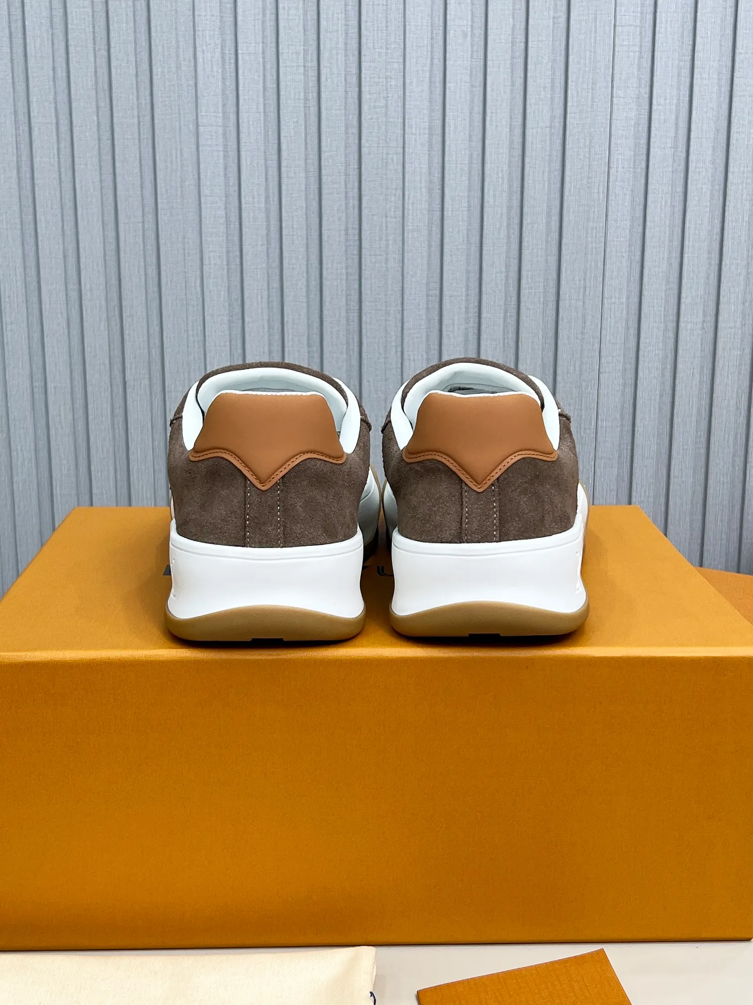 p620💰Men's shoes ❤️❤️❤️Top version LV-Louis Vuitton-Classic catwalk new style Air glue process·Original 1:1 development and reproduction! ! The upper foot is very comfortable. It is made of luxurious materials and fine workmanship. The midsole is printed with English letters "Made in Europe". The upper is made of calfskin imported from Italy. The side is decorated with the brand's LOGO and signature. The latest latex foot pads and mesh lining make the foot feel super comfortable. The original two-color TPU combination outsole is specially provided by the original factory. Bag technology Goodyear stitched edges Fabric: Exclusive custom first-layer cowhide Accessories: Exclusive private model Vuitton logo, lining: Customized silk mesh lining - first-layer silk cowhide lining Outsole: TPU combination outsole wear-resistant, non-slip and anti-yellowing Foot pads: new latex pads-mesh sweat-absorbent Counter technology: fully computerized sewing machine wire drawing Toe box back cover Hot and cold shaping Full set of pull-top last with medium and low logo pattern Code number 39-45